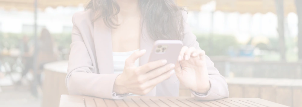 fondo-blog-mujer-leyendo-en-smartphone-vestuario-zapatos-cartera-mujer-chile