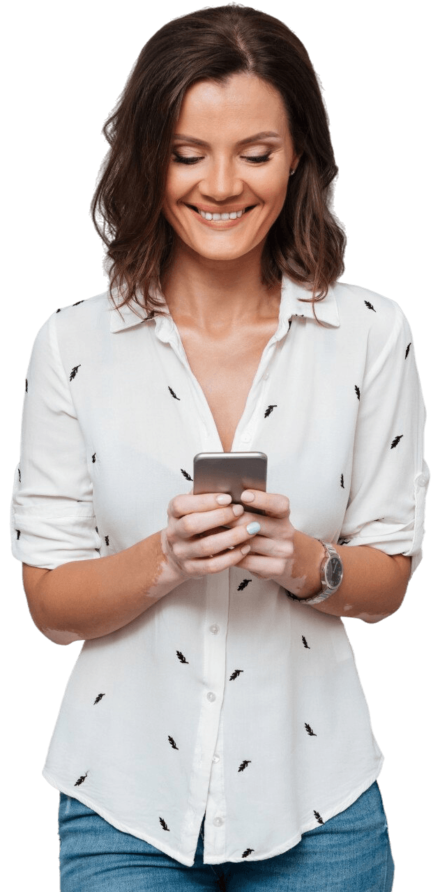 mujer-feliz-escribiendo-mensajes-su-telefono-inteligente-gris